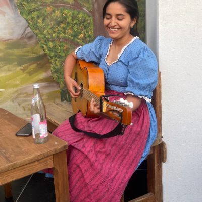 La mejor guitarrista de colombia :-)